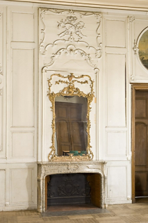 Vue d'ensemble de la cheminée à droite de l'entrée du salon. © Région Bourgogne-Franche-Comté, Inventaire du patrimoine