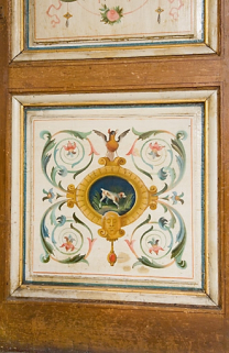 Cabinet : détail d'un décor de porte, chien tourné à droite. © Région Bourgogne-Franche-Comté, Inventaire du patrimoine