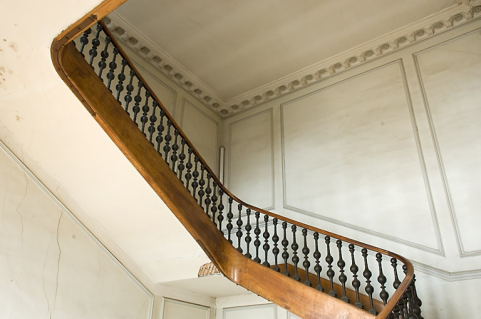 Escalier d'honneur : vue d'ensemble avec le plafond de la cage. © Région Bourgogne-Franche-Comté, Inventaire du patrimoine