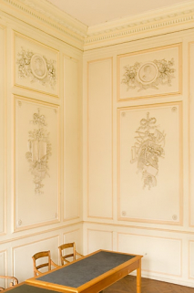 Vue d'un angle du salon avec les trophées représentant la justice et les travaux des champs. © Région Bourgogne-Franche-Comté, Inventaire du patrimoine