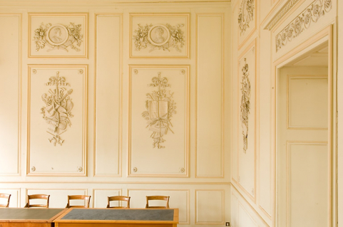 Salon : vue d'ensemble des panneaux avec les trophées représentant la musique et la justice. © Région Bourgogne-Franche-Comté, Inventaire du patrimoine