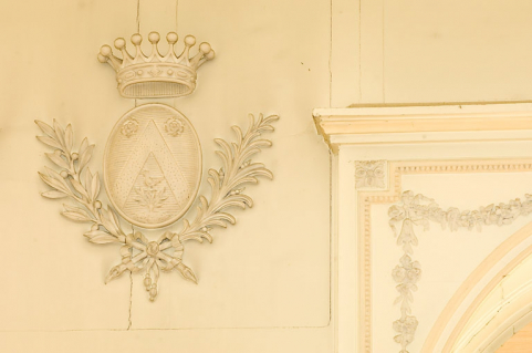 Salon : détail des armoiries à gauche de la fenêtre centrale. © Région Bourgogne-Franche-Comté, Inventaire du patrimoine