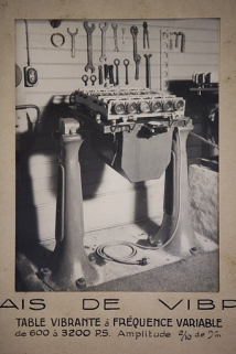 Essais de vibrations. Table vibrante à fréquence variable de 600 à 3200 P.S. Amplitude 2/10 de m/m, entre 1932 et 1934. © Région Bourgogne-Franche-Comté, Inventaire du patrimoine Essais de vibrations. Table vibrante à fréquence variable de 600 à 3200 P.S. Amplitude 2/10 de m/m, entre 1932 et 1934. © Région Bourgogne-Franche-Comté, Inventaire du patrimoine