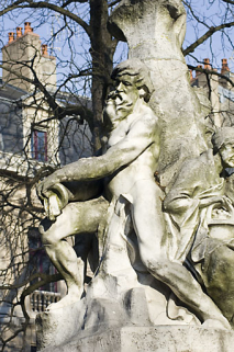 Monument dédié à Adolphe Viel-Picard : vue du personnage situé au revers du buste, de profil. © Région Bourgogne-Franche-Comté, Inventaire du patrimoine