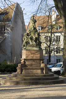 Monument dédié à Adolphe Viel-Picard : vue d'ensemble, de face. © Région Bourgogne-Franche-Comté, Inventaire du patrimoine