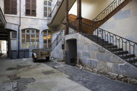 Détail de la première volée de l'escalier à cage ouverte depuis le fond de la première cour. © Région Bourgogne-Franche-Comté, Inventaire du patrimoine