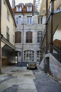 Façade postérieure du logis principal depuis le fond de la première cour. © Région Bourgogne-Franche-Comté, Inventaire du patrimoine