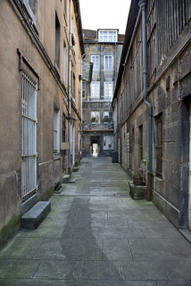 Vue d'ensemble des logis secondaires de la première cour, depuis le fond de cette cour. © Région Bourgogne-Franche-Comté, Inventaire du patrimoine