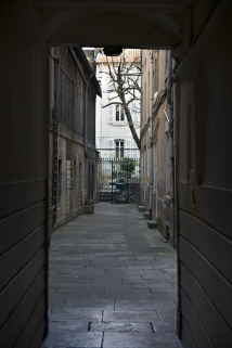 Vue d'ensemble de la première cour depuis l'entrée du couloir. © Région Bourgogne-Franche-Comté, Inventaire du patrimoine