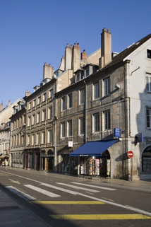 Logis principal sur rue : vue d'ensemble éloignée. © Région Bourgogne-Franche-Comté, Inventaire du patrimoine