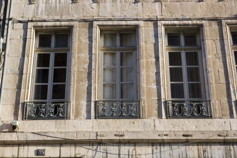 Logis principal sur rue : détail de fenêtres du premier étage. © Région Bourgogne-Franche-Comté, Inventaire du patrimoine
