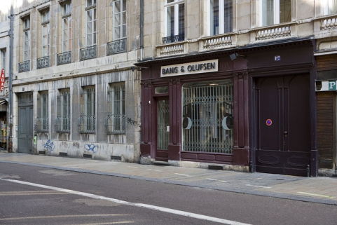 Logis principal, façade sur rue : détail de la devanture du magasin de trois quarts droit. © Région Bourgogne-Franche-Comté, Inventaire du patrimoine