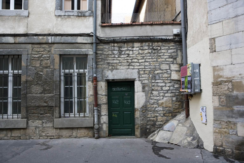 Détail de la porte secondaire située rue de la Bibliothèque. © Région Bourgogne-Franche-Comté, Inventaire du patrimoine