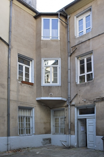 Détail des façades depuis le fond de la première cour. © Région Bourgogne-Franche-Comté, Inventaire du patrimoine
