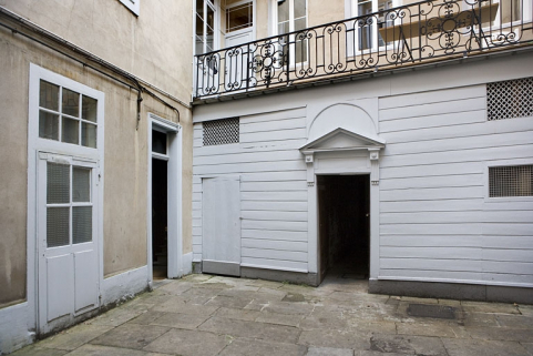Vue du rez-de-chaussée des bâtiments au fond de la première cour : de trois quarts gauche. © Région Bourgogne-Franche-Comté, Inventaire du patrimoine