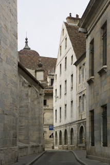 Vue d'ensemble de la façade sur pignon du logis principal depuis la rue de la Bibliothèque. © Région Bourgogne-Franche-Comté, Inventaire du patrimoine
