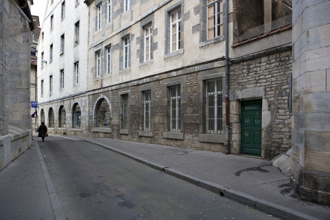 Détail des rez-de-chaussée de la façade latérale du logis principal et du logis secondaire depuis la rue de la Bibliothèque. © Région Bourgogne-Franche-Comté, Inventaire du patrimoine