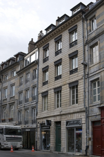 Façade sur rue, de trois quarts droit. © Région Bourgogne-Franche-Comté, Inventaire du patrimoine