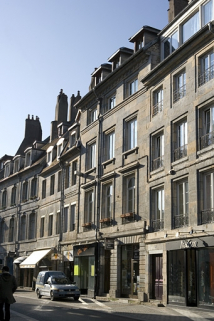 Vue éloignée de la maison dans l'alignement de la rue. © Région Bourgogne-Franche-Comté, Inventaire du patrimoine