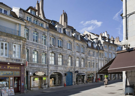 Vue éloignée de la maison dans l'alignement de la rue. © Région Bourgogne-Franche-Comté, Inventaire du patrimoine