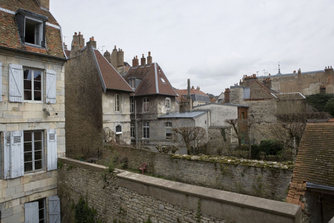 Vue éloignée de la façade postérieure du logis secondaire. © Région Bourgogne-Franche-Comté, Inventaire du patrimoine