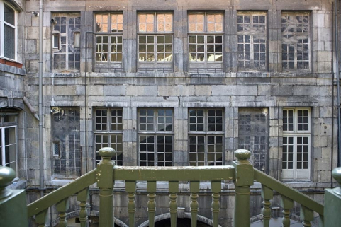 Aile gauche dans la première cour : détail des étages au-dessus du rez-de-chaussée. © Région Bourgogne-Franche-Comté, Inventaire du patrimoine