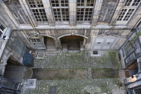 Aile gauche dans la première cour : détail du rez-de-chaussée, vue en plongée. © Région Bourgogne-Franche-Comté, Inventaire du patrimoine