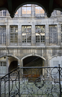 Aile gauche dans la première cour depuis le premier repos de l'escalier à cage ouverte. © Région Bourgogne-Franche-Comté, Inventaire du patrimoine