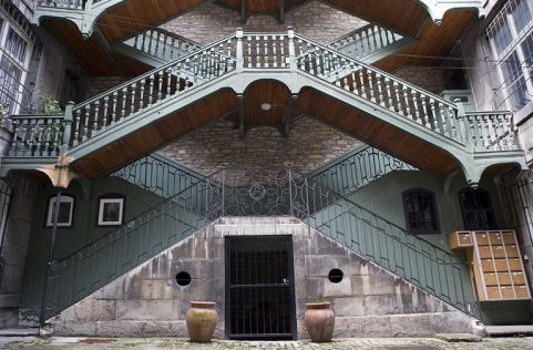 Escalier à cage ouverte à droite de la première cour : vue d'ensemble, de face, des premières volées en maçonnerie. © Région Bourgogne-Franche-Comté, Inventaire du patrimoine