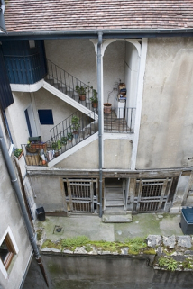 Vue plongeante sur l'escalier à cage ouverte depuis la parcelle voisine. © Région Bourgogne-Franche-Comté, Inventaire du patrimoine