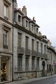 Vue d'ensemble depuis la rue de trois quarts gauche. © Région Bourgogne-Franche-Comté, Inventaire du patrimoine