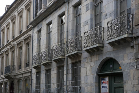Détail de la façade sur rue de trois quarts droit. © Région Bourgogne-Franche-Comté, Inventaire du patrimoine