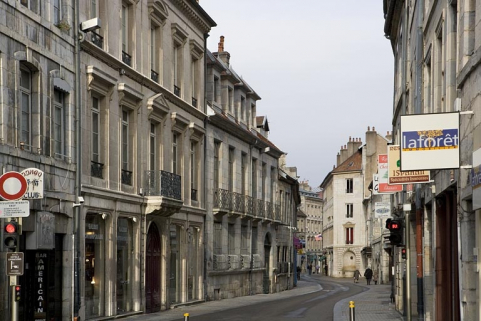 Vue d'ensemble de la façade sur rue de trois quarts gauche. © Région Bourgogne-Franche-Comté, Inventaire du patrimoine