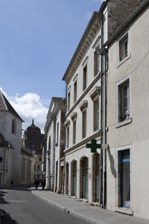 Vue éloignée du logis secondaire situé rue de la Bibliothèque,dans l'alignement de la rue. © Région Bourgogne-Franche-Comté, Inventaire du patrimoine