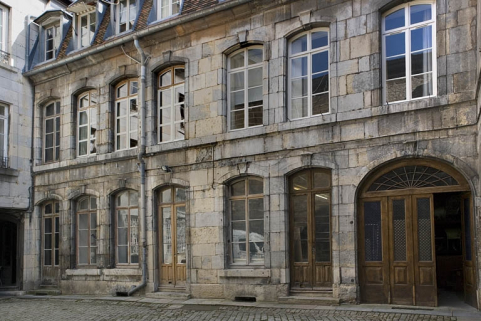 Vue d'ensemble de l'aile gauche sur cour. © Région Bourgogne-Franche-Comté, Inventaire du patrimoine