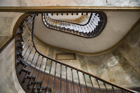 Vue d'ensemble de la cage de l'escalier principal depuis le bas. © Région Bourgogne-Franche-Comté, Inventaire du patrimoine
