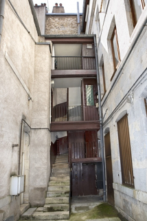 Vue d'ensemble des logis secondaires depuis l'entrée de la cour. © Région Bourgogne-Franche-Comté, Inventaire du patrimoine
