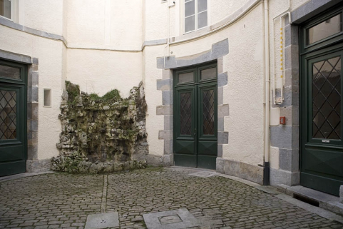 Vue du fond de la cour avec le bassin, depuis l'entrée. © Région Bourgogne-Franche-Comté, Inventaire du patrimoine
