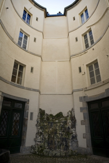 Vue des bâtiments situés au fond de la cour, depuis l'entrée. © Région Bourgogne-Franche-Comté, Inventaire du patrimoine