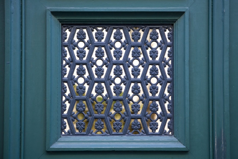 Portail d'entrée : détail du décor en fonte d'un vantail de la porte. © Région Bourgogne-Franche-Comté, Inventaire du patrimoine