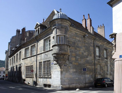 Vue d'ensemble du logis principal, de trois quarts droit. © Région Bourgogne-Franche-Comté, Inventaire du Patrimoine