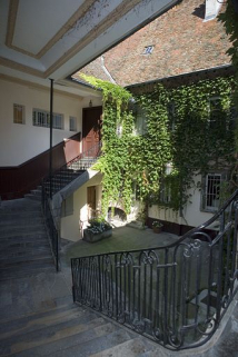 Vue de la cour depuis l'escalier à cage ouverte. © Région Bourgogne-Franche-Comté, Inventaire du Patrimoine