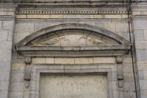 Détail du fronton cintré sur le portail d'entrée des communs. © Région Bourgogne-Franche-Comté, Inventaire du Patrimoine