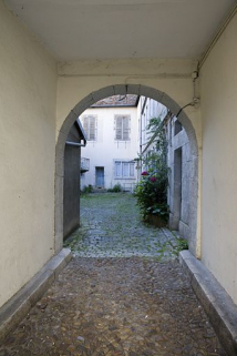 Vue de la cour des communs depuis le portail d'entrée. © Région Bourgogne-Franche-Comté, Inventaire du Patrimoine