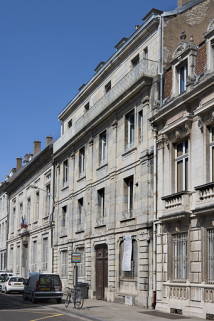 Vue d'ensemble de la façade sur rue, 9 rue Charles Nodier, de trois quarts droit. © Région Franche-Comté, Inventaire du patrimoine, ADAGP, 2008