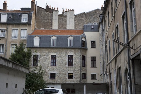Façade latérale droite sur cour. © Région Bourgogne-Franche-Comté, Inventaire du Patrimoine