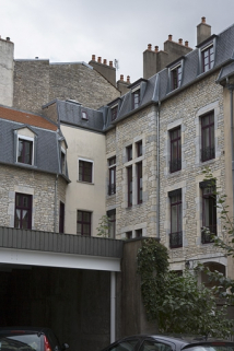 Façade postérieure du logis principal, de trois quarts droit. © Région Bourgogne-Franche-Comté, Inventaire du Patrimoine