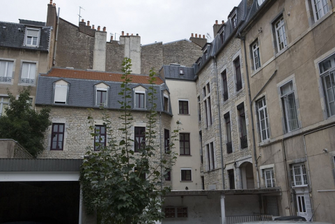 Vue d'ensemble de la façade postérieure du logis principal, et aile droite sur cour. © Région Bourgogne-Franche-Comté, Inventaire du Patrimoine