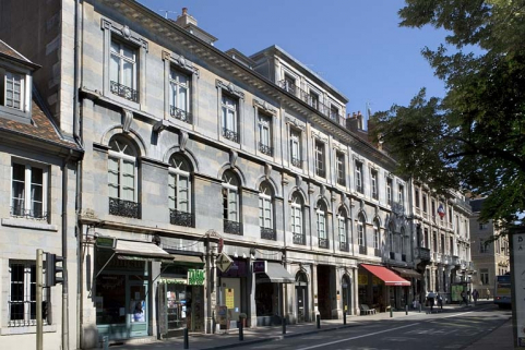 Vue d'ensemble de la façade sur rue, de trois quarts gauche. © Région Bourgogne-Franche-Comté, Inventaire du Patrimoine