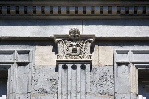 Façade sur rue : détail du chapiteau d'un pilastre du deuxième étage. © Région Bourgogne-Franche-Comté, Inventaire du Patrimoine